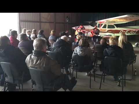 Marno Howald im Hangar des Flugplatzes Rotenburg