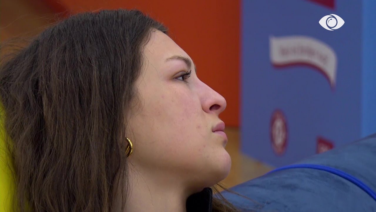 Shpërthen në lot Françeska: Kur kam qenë e vogël më kanë mbyllur në tualet, mu kujtua