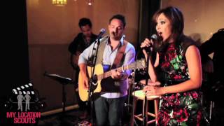 Отем Ризер и Бен Голдберг поют Stuck in the Middle with You