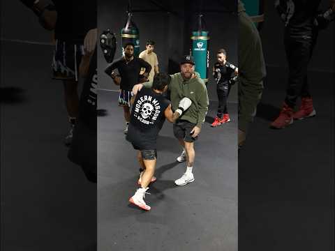 Overhand counter off rolling. #boxing #boxingtraining #mma #ufc #fighting # #footwork #combatsports
