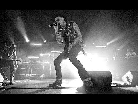 YELAWOLF - EMPTY BOTTLES (Live in New Zealand)