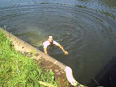 Dirk springt in die Saar