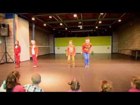 Dans eerste leerjaar tijdens de barbecue