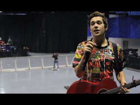 Austin sings Shadow en Español en Mexico