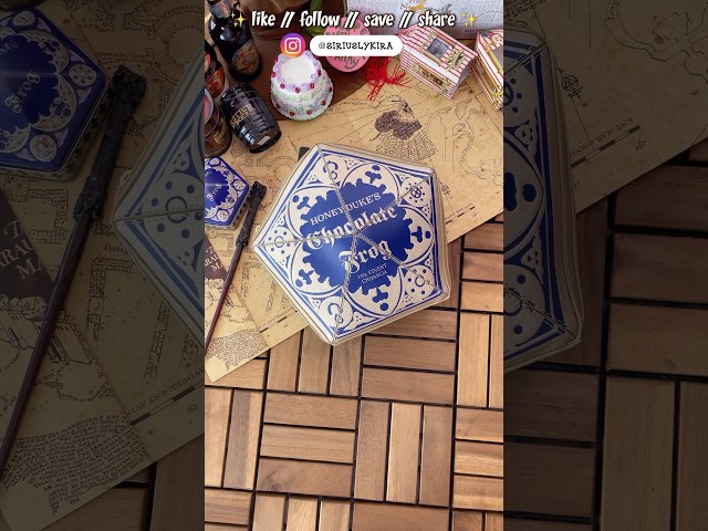 Vídeo relacionado con Loungefly Mochila peque a de rana de chocolate de Harry Potter, Oro, Talla nica, Mini mochila