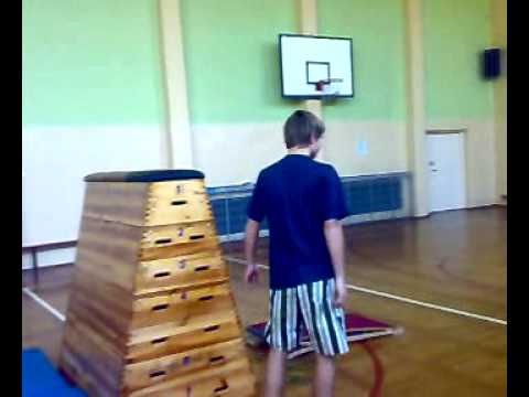 Skok przez skrzynię na ryj 