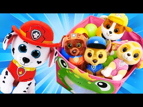 Spielspaß mit Paw Patrol. Die Welpen spielen Verstecken. Spaß mit Spielzeugen