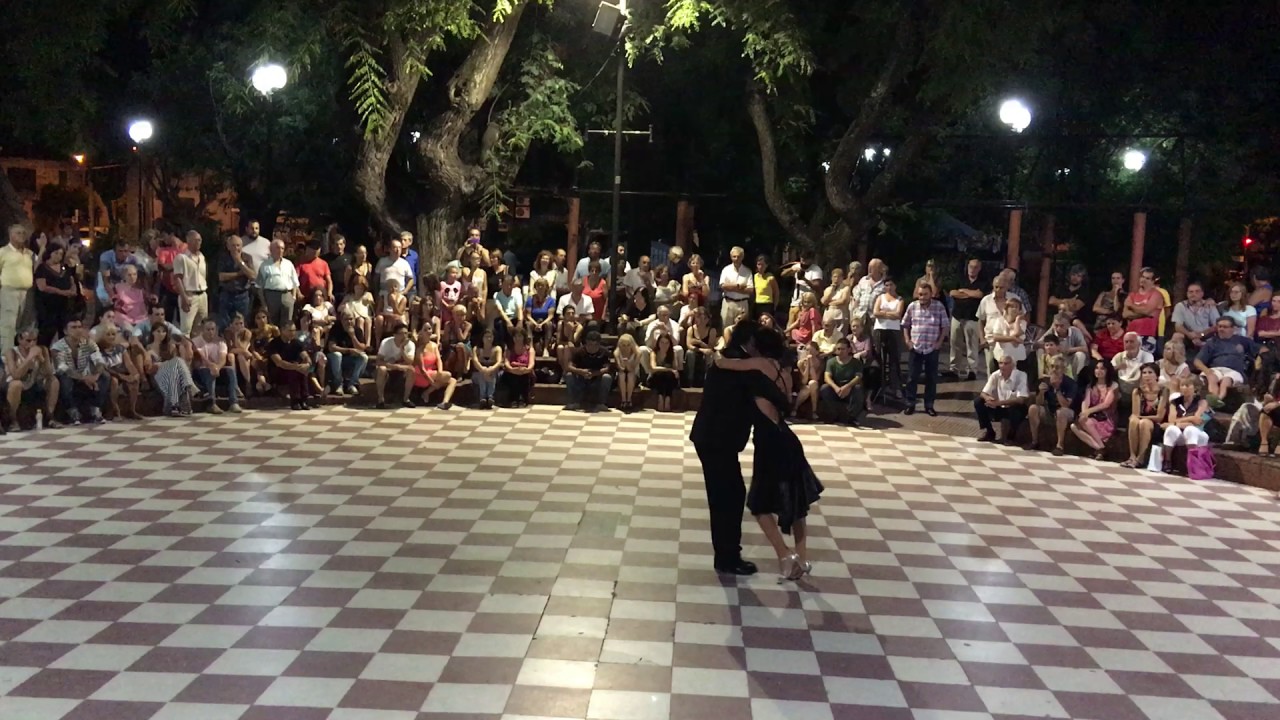 VIRGINIA VASCONI Y JULIO BALMACEDA EN LA MILONGA CALLEJERA DE LA PLAZA DE MARTINEZ