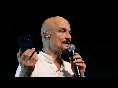 Tim Booth speaks about phones - James, Brooklyn Paramount, Brooklyn, New York, 10.08.24