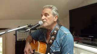 la voix du crooner  de francis cabrel