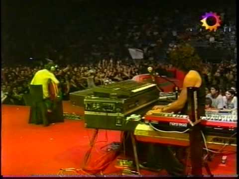 Charly Garcia - Alguien en el mundo piensa en mi (Luna Park 2003)