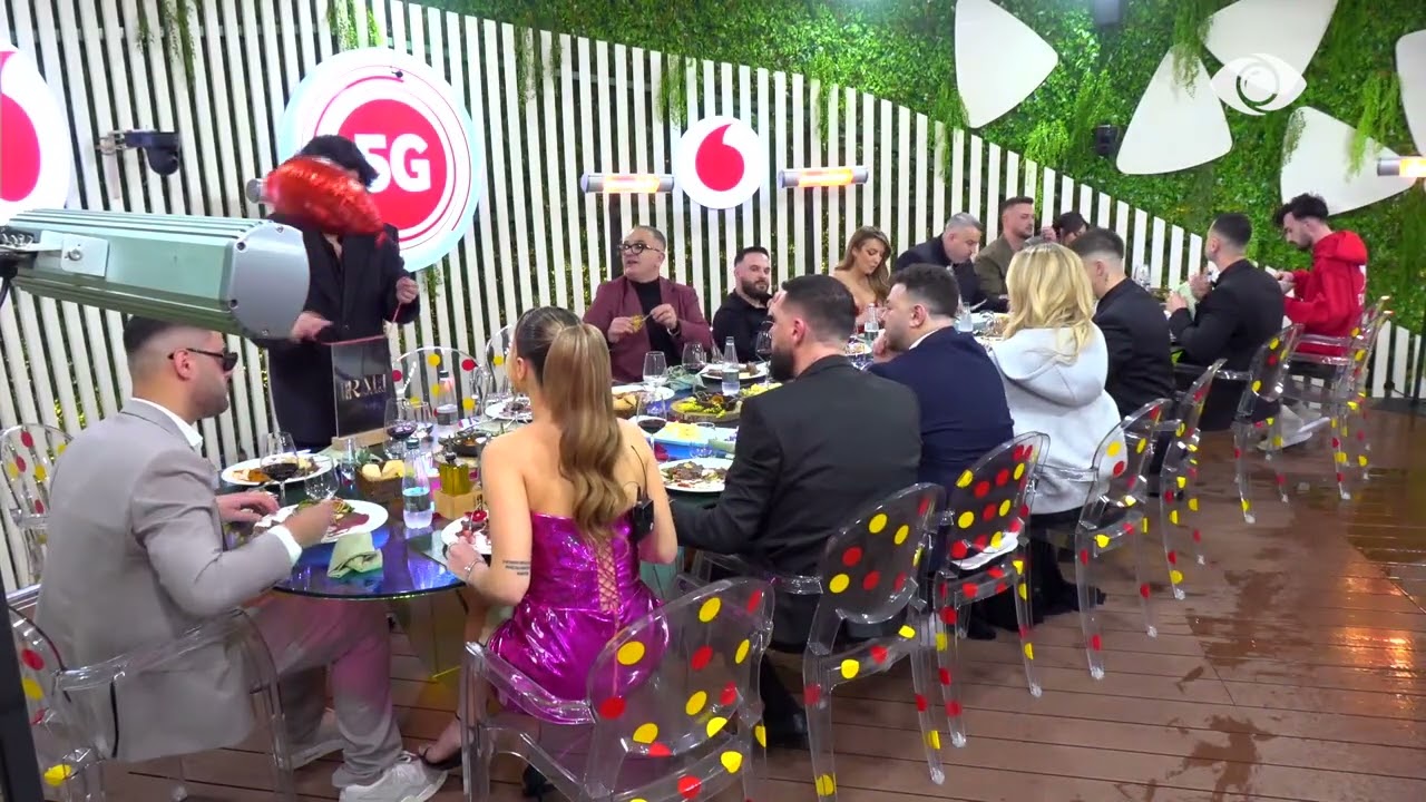 Banorët lëshojnë tullumbacë në formë zemre në ajër: Për hatër të dashurisë ngrihu!