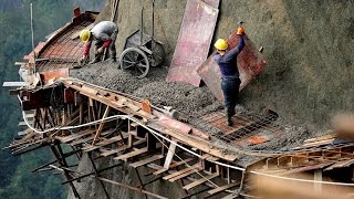 The country that health and safety forgot: Chinese workers balance on flimsy planks with no ropes