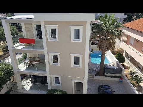 NOVALJA Kuća s 3 apartmana i bazenom, blizu plaže i centra grada