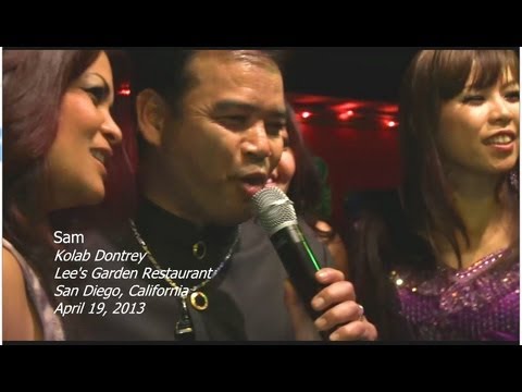 Sam da Kolab Dontrey Band cantando música Khmer Leur no Lee's Garden Restaurant em San Diego, CA