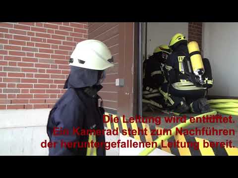 Feuerwehr Hagenburg übt: BMA, Brand in Zwischendecke, Schwelbrand im Dach, Menschenrettung.