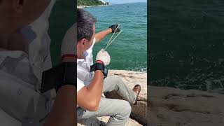 Este chico tiene una forma de pescar increíble 👏
