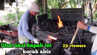 Download lagu Bapak ini membuat parang sambil bermain musik - luar biasa kocak abis! mp3