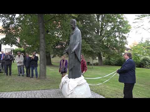 Odhalení sochy Jana Očka z Vlašimi ve vlašimském zámeckém parku 22. 9. 2021.