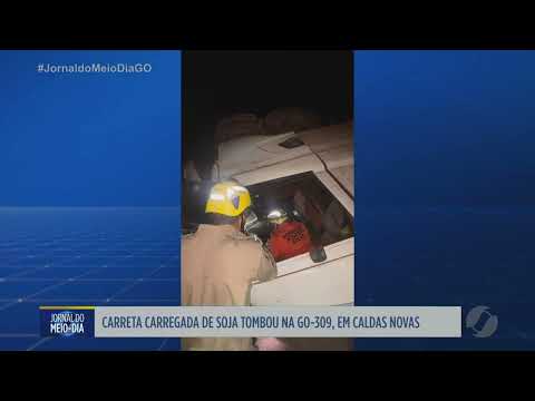 Carreta com soja tomba na GO-309 em Caldas Novas