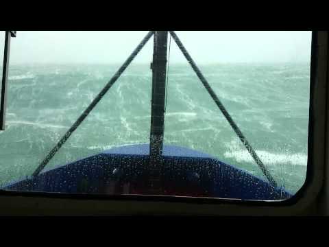 Епични вълни при буря заснети от капитан на корабче