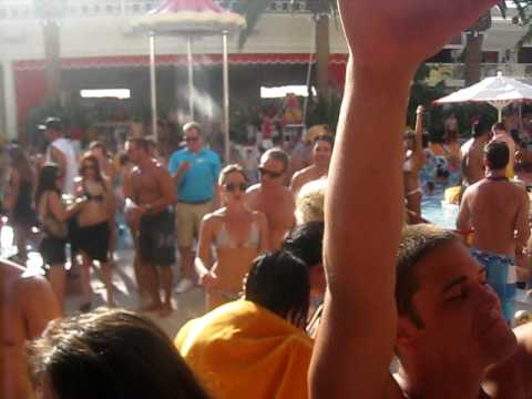 Kaskade spinning "Falling in love with Brazil" Haley vs Deadmau5 mashup at Encore Beach