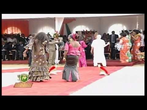 Salif Keita chante en choeur avec le président Alassane Ouattara à Grand Bassam