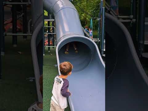 Escorrega gigante no parque infantil #crianças #viral #criancasfelizes