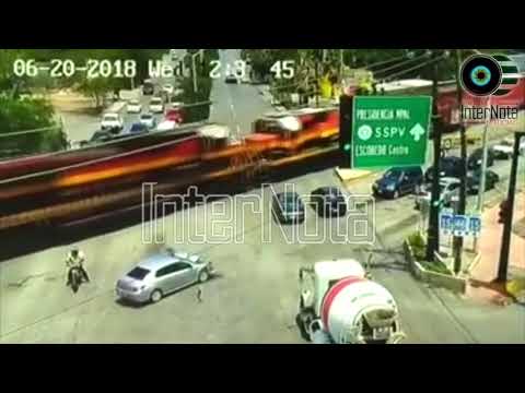 TREN IMPACTA A VEHÍCULO