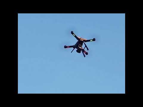 マドリッド警察がドローンでメッセージを放送｜ABCニュース (Madrid police use drones to broadcast messages amid coronavirus outbreak | ABC News)