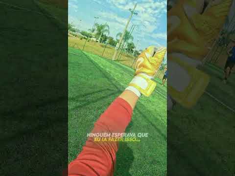 O goleiro do outro time tentou fazer gol em mim!