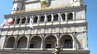 preview picture of video 'goats fighting atop city hall building in poznan, poland'