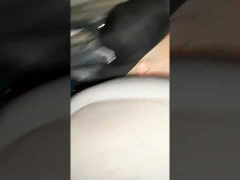 Escuchando dudade en una camioneta re picante