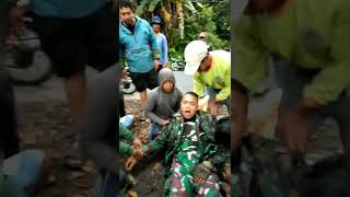 Download lagu A TNI member had an accident and lost consciousness. Those who know him, please inform the family. mp3 Download lagu A TNI member had an accident and lost consciousness. Those who know him, please inform the family. mp3