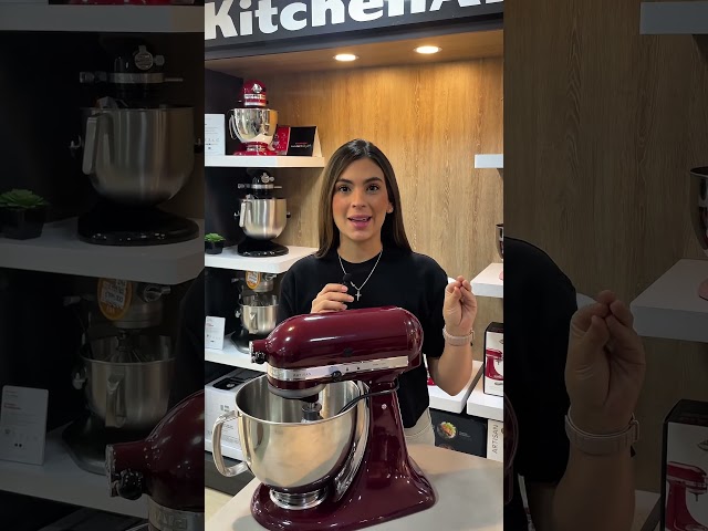 Vídeo relacionado con KitchenAid Batidora amasadora - Artisan - Robot de Cocina con Cabezal Inclinable - Amasadora con 5 Accesorios - Batidora de repostería con 2 boles de Acero Inoxidable - 4,8 L y 3 L - Rojo imperial