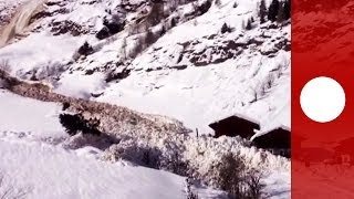 Effrayant : une avalanche déboule de la montagne, engloutit la route et manque de peu des maisons