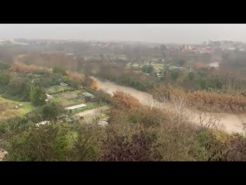 Maltempo a Roma: dopo giorni di pioggia l'Aniene sfiora gli argini, allarme per gli insediamenti ...