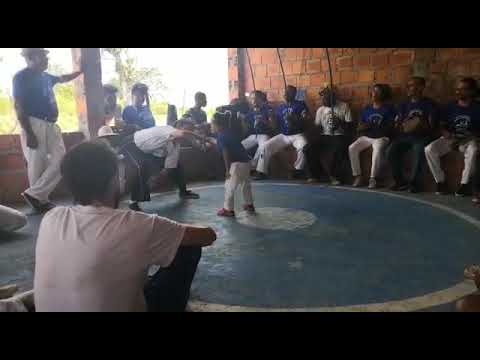 Mestre Jaime do Eco e o seu cavaco na roda de Capoeira Angola no II Encontro de Culturas Populares.