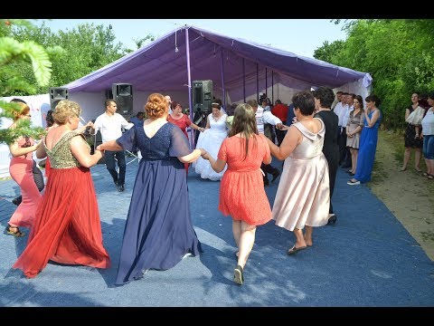14 Hora mare la nunta in curte