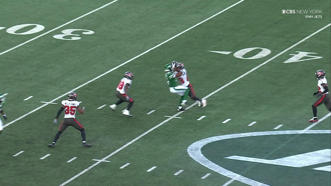 Garrett Wilson somehow comes down with the catch