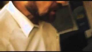 Lehrer rastet aus wegen Papierflieger