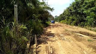 preview picture of video 'truk muatan kayu melewati jln extrime,di desa sebintang kecamatan kalis kabupaten kapuas hulu.'