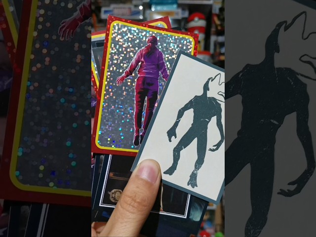 Vídeo relacionado con Stranger Things Silhouette Forest Logo Manga Larga
