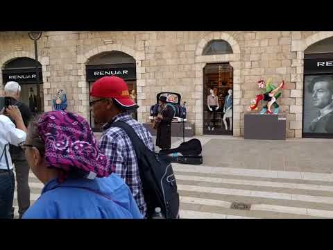 Jewish-dressed guitarist playing Mark Knopfler