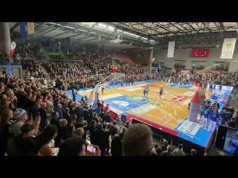 Kibice Górnika Wałbrzych witają swoich koszykarzy przed derbami ze Śląskiem Wrocław