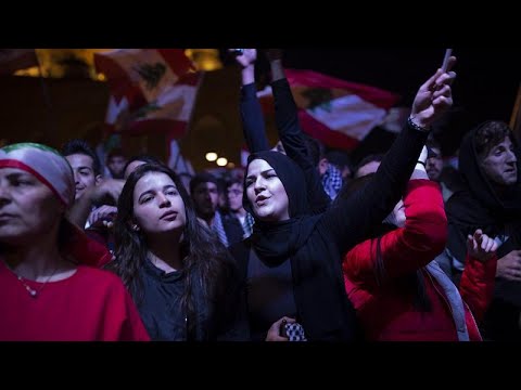 لبنانيون يتظاهرون أمام منزل رئيس الحكومة حسان دياب احتجاجا على تكليفه …