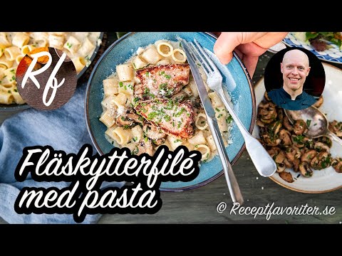 Fläskytterfilé med pasta i krämig sås serverad med smörstekta skogschampinjoner, gräslök och parmesan. Passar till fest eller vardagslyx. >