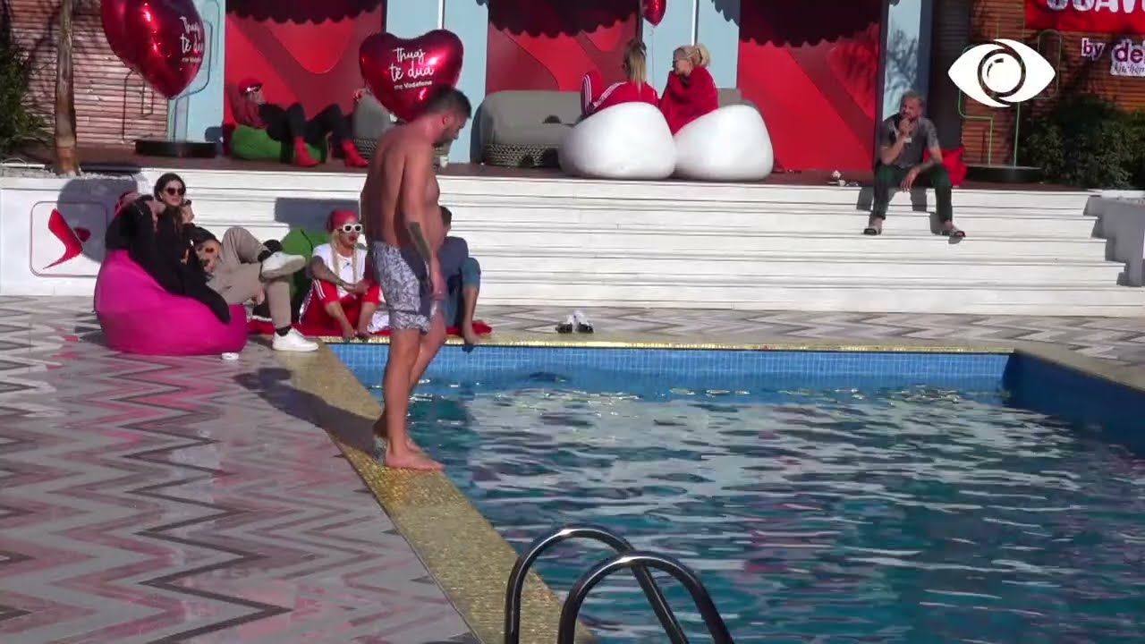 Tani hidhet në pishinë