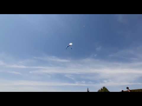 lançamento do paraquedas reserva