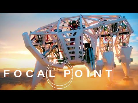 為賽車而生的巨型機甲服的內部構造 (Inside the Giant Mech Suit Made for Racing)